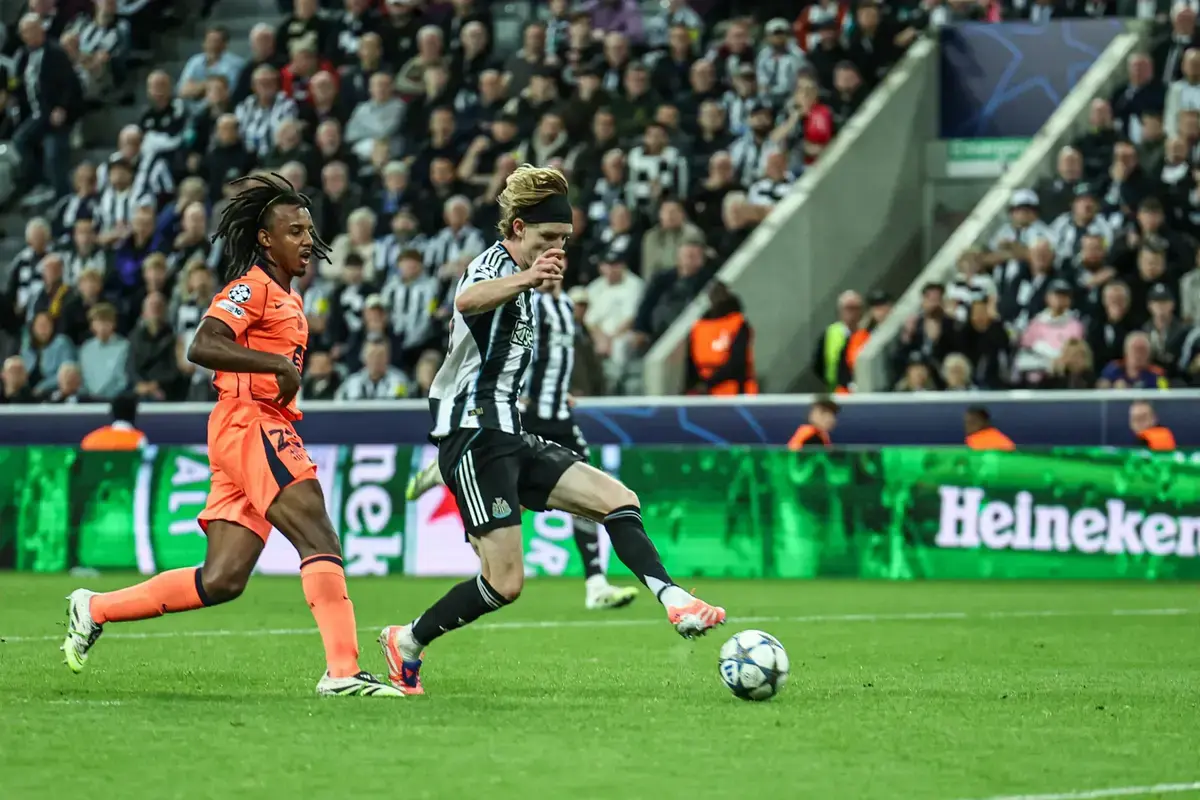 Anthony Gordon completes medical and agrees Barcelona contract up to 2031