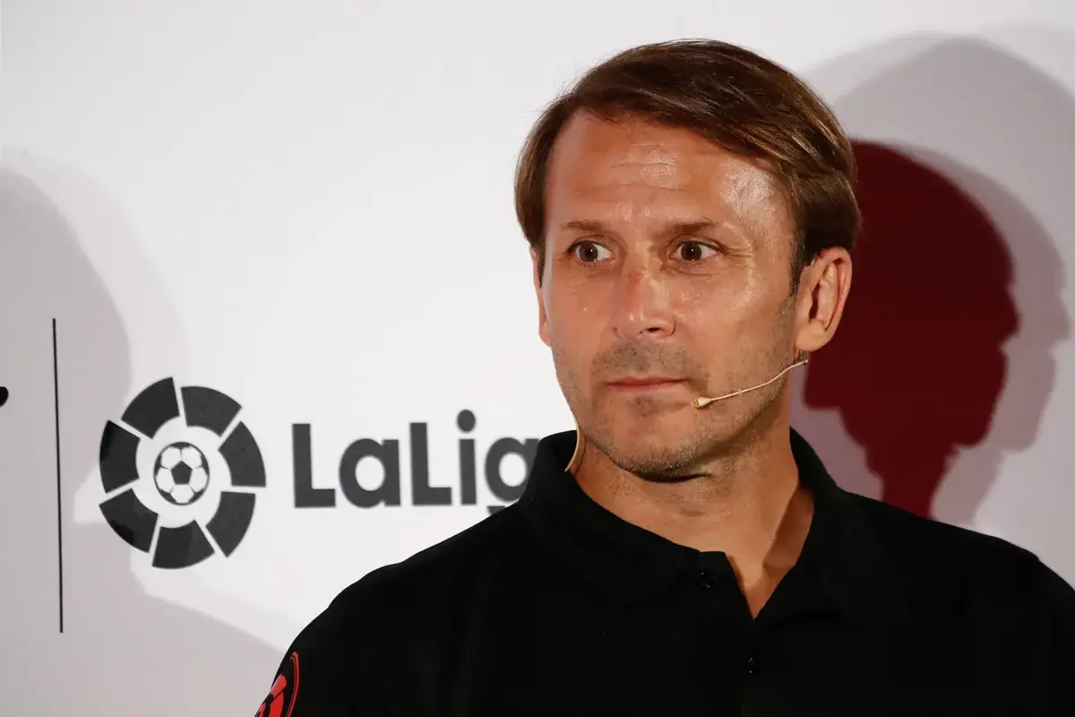 Gaizka Mendieta compares and contrasts the playing styles of Barcelona and Newcastle United