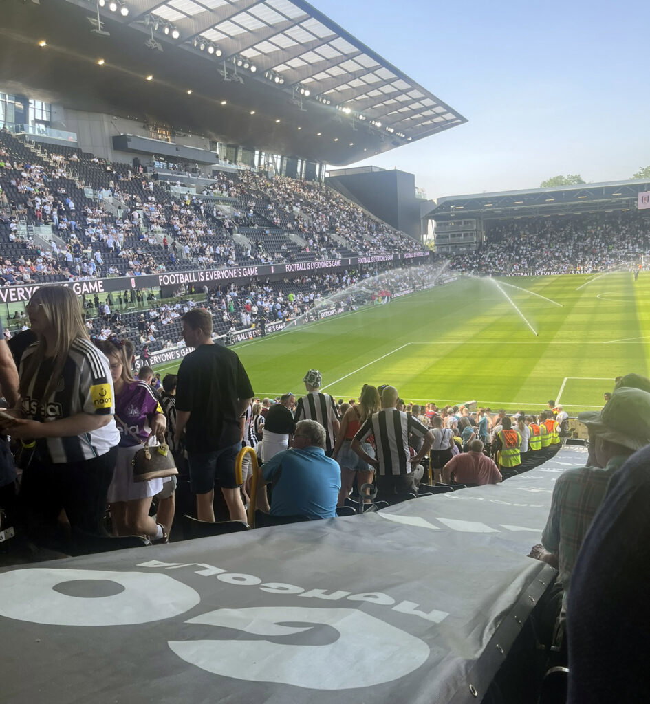 Torcedores do Newcastle United em Craven Cottage Fulham, maio de 2026