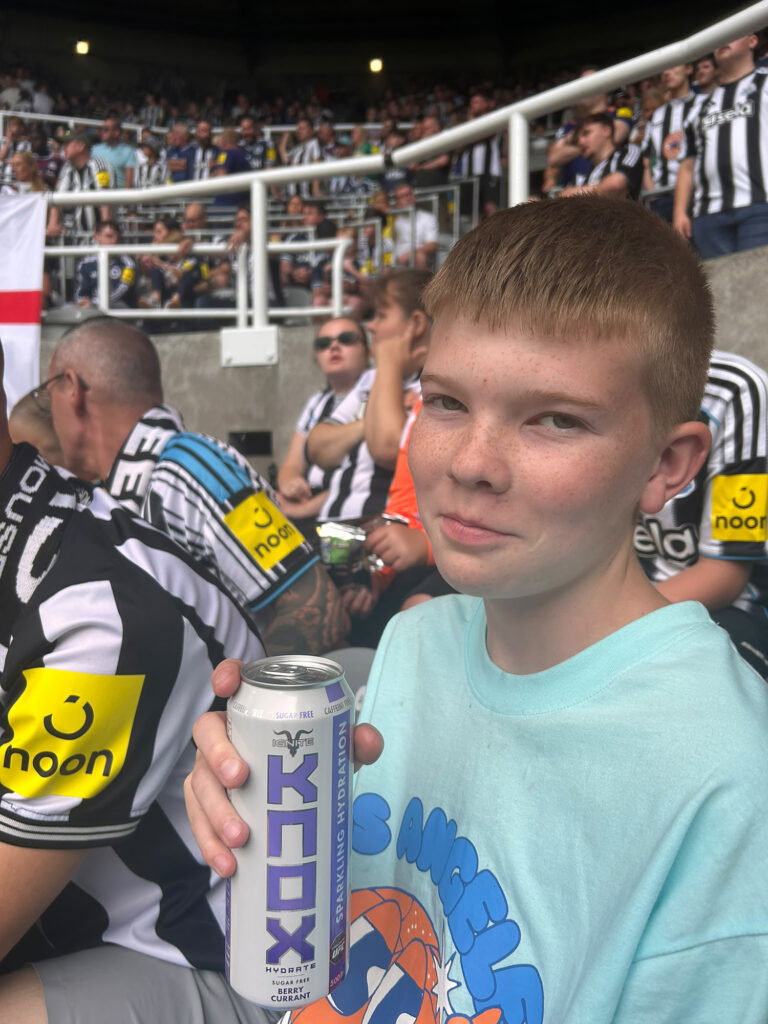 Blake Smith Newcastle United St James' Park bebendo Knox