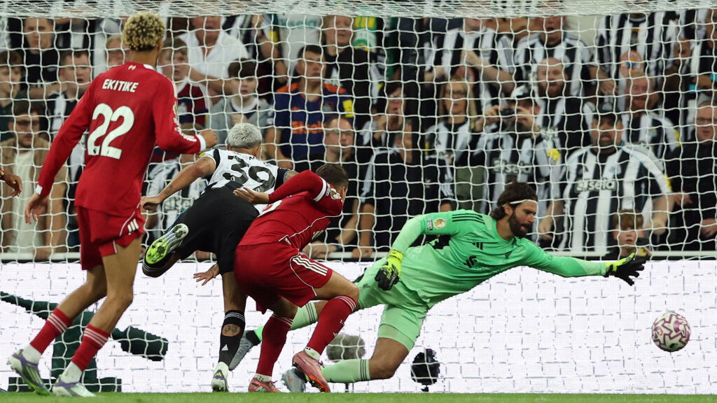 Bruno Guimaraes Gol de cabeza Liverpool Alisson