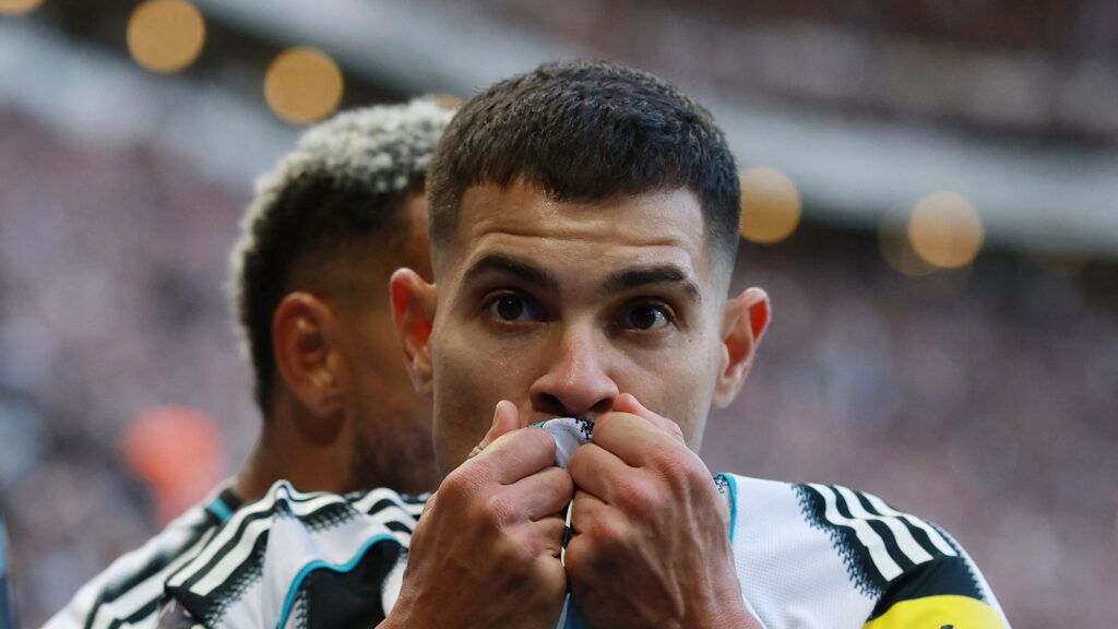 Bruno Guimaraes Kissing Shirt Newcastle United