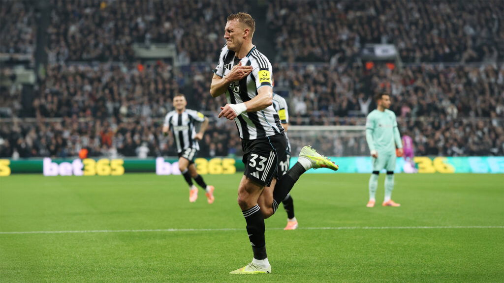 Dan Burn Celebración del gol Newcastle Athletic Club Bilbao