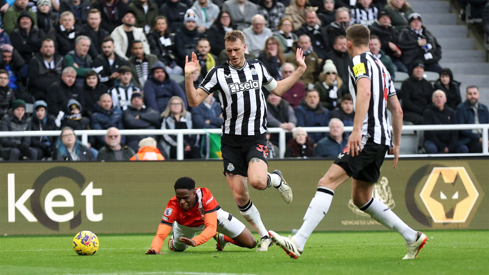 Former top referee rules on these controversial Newcastle United v Luton Town incidents