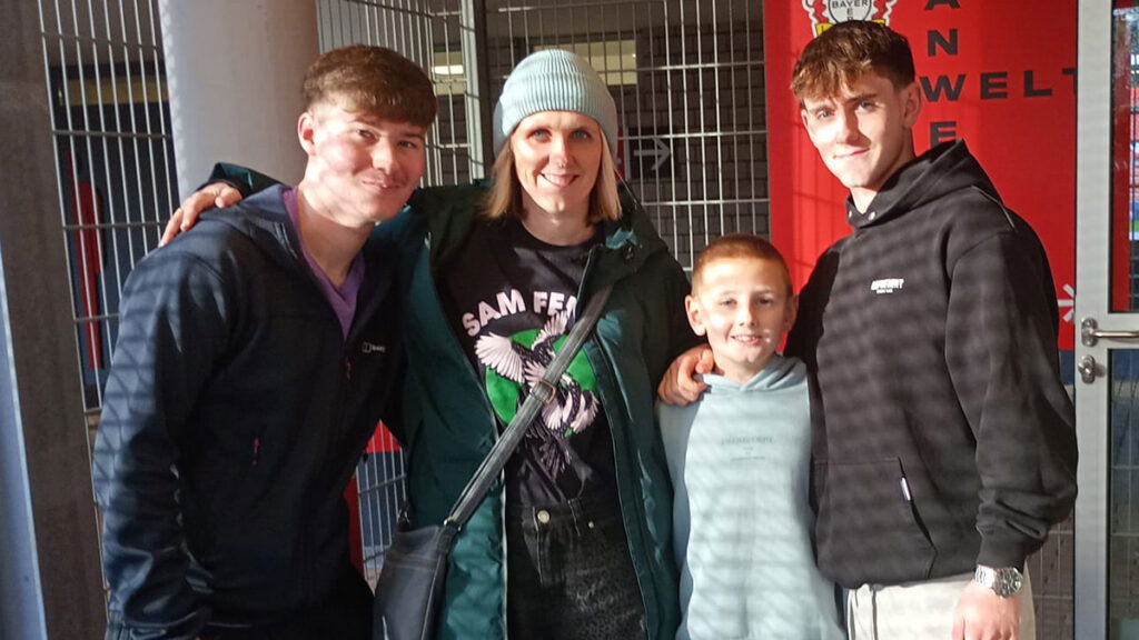 Y Emily Nico Harry en la tienda del Bayer Leverkusen Newcastle Fans
