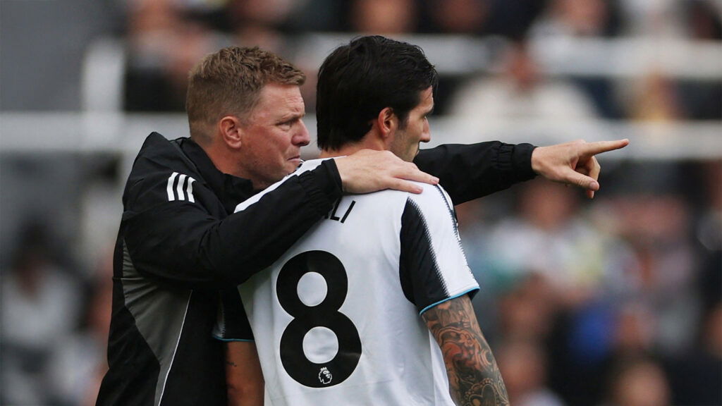 Eddie Howe propina a Sandro Tonali Newcastle United