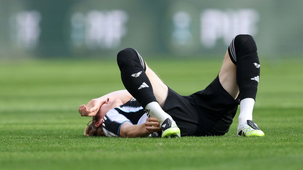 Anthony Gordon Newcastle Injured Holding Ankle