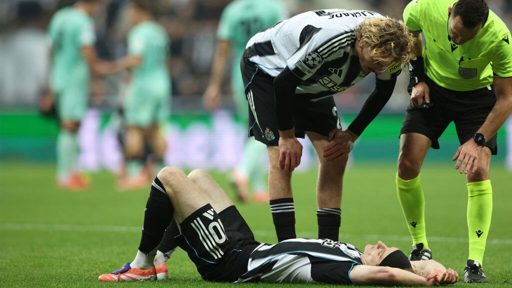 AnthonyGordon Injured On Pitch Woltemade Newcastle United