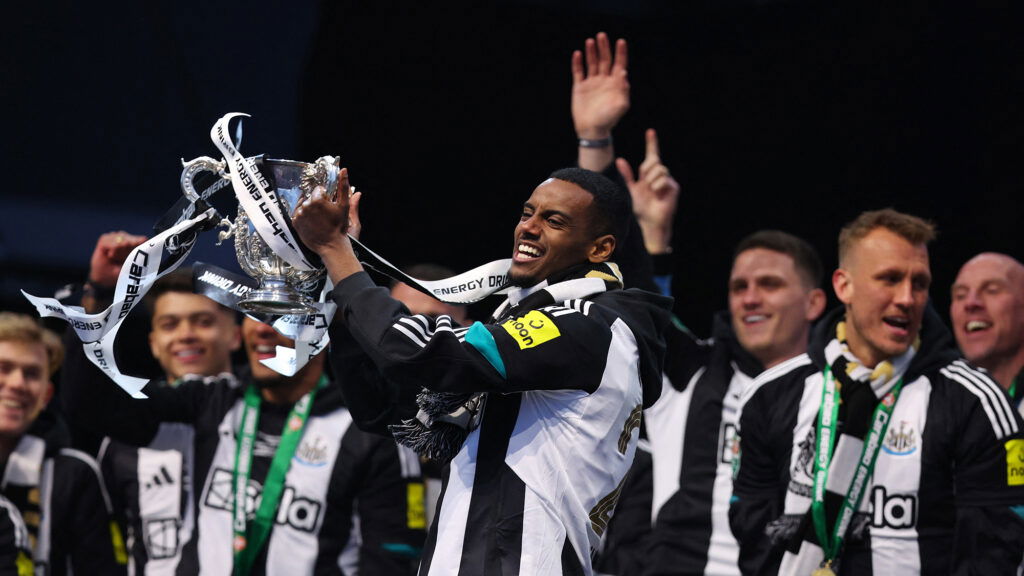 Alexander Isak With Carabao Cup Newcastle Players Behind