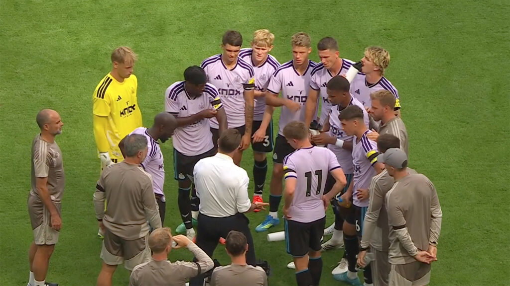 Jaissle conversando com jogadores na pré-temporada Newcastle United Bayer Leverkusen