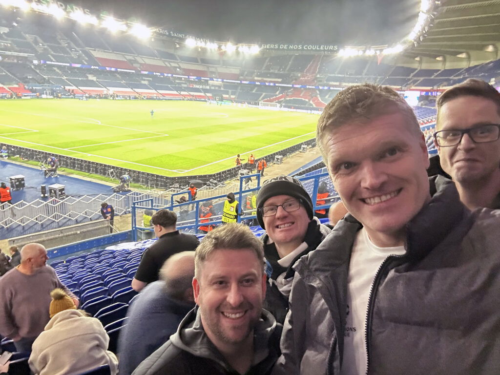 Jamie Smith y sus amigos fans del PSG Parc des Princes Newcastle