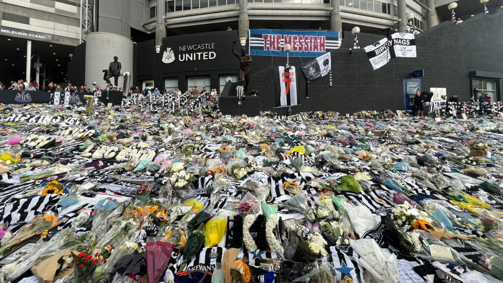 Kevin Keegan homenajea las flores St James' Park Newcastle United