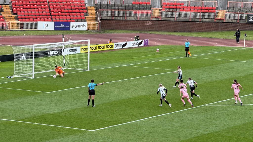 Penalización de Martha Thomas MIss Newcastle United Women v Sunderland Subway Players Cup