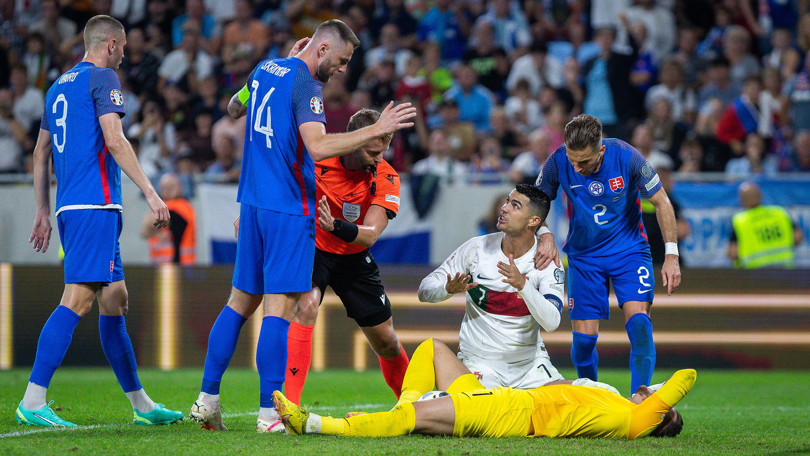 Portugal [2] - 0 Slovakia - Cristiano Ronaldo (penalty) 29‎'‎ : r