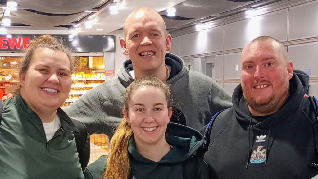 Michaela Matt Hannah Anth Aeropuerto de Düsseldorf Newcastle Fans