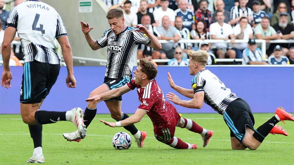 Victor Munoz pênalti Newcastle United Liverpool