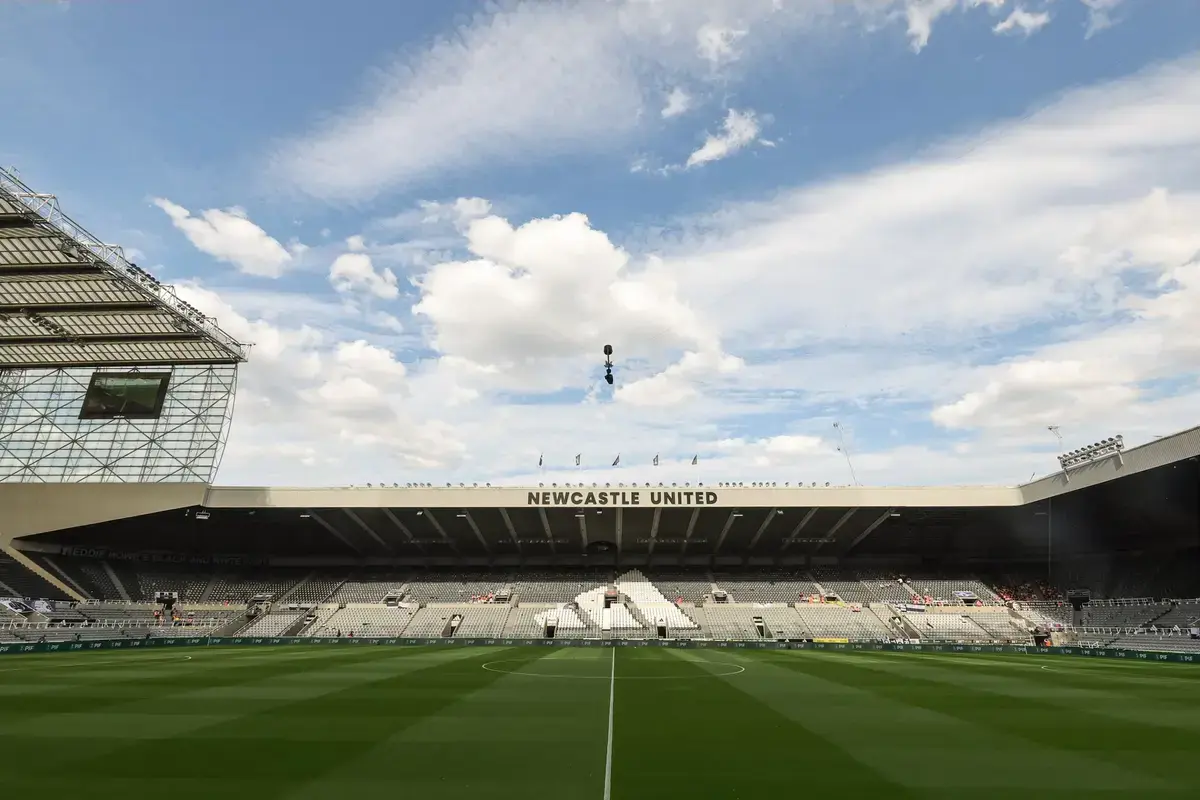 Newcastle United anuncia un acuerdo con la UEFA tras incumplimientos y se compromete a cumplir plenamente y de forma continuada