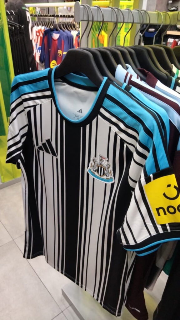 Vazou a camisa titular do Newcastle United 2026-27