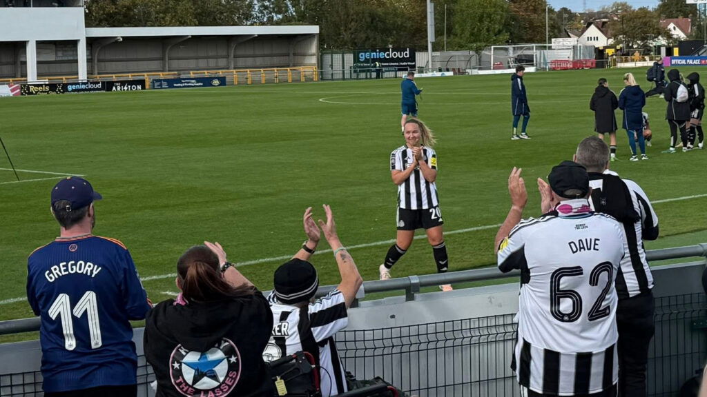 Oona Sevenius aplaudiendo a los fanáticos de Newcastle United Women