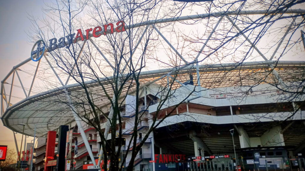 Fuera del BayArena Leverkusen