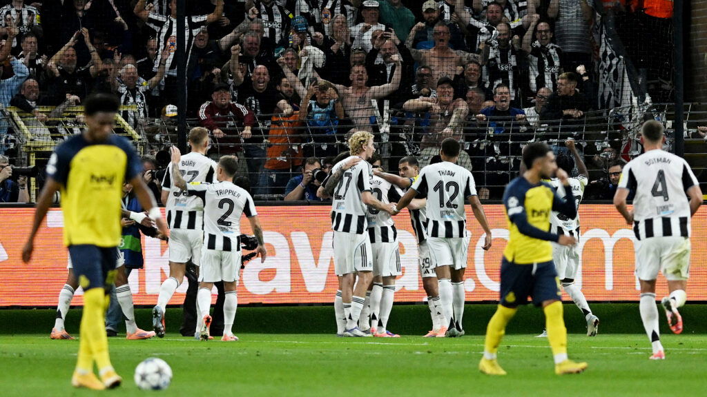 Newcastle players celebrate Fans Background Union SG