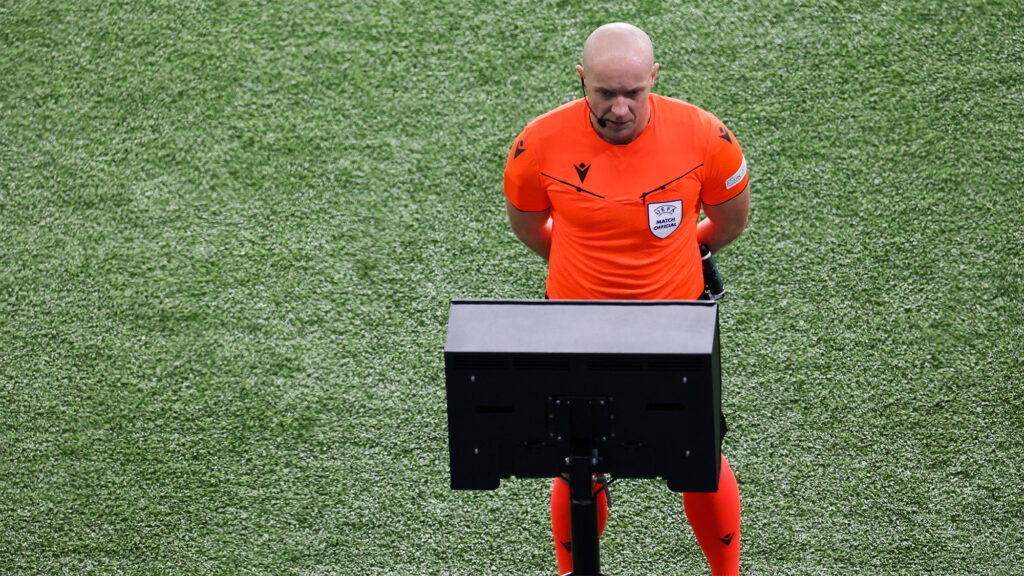 Referee Looking At Monitor Penalty PSG
