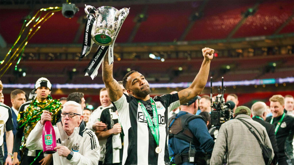 Callum Wilson sosteniendo la Copa Newcastle Carabao