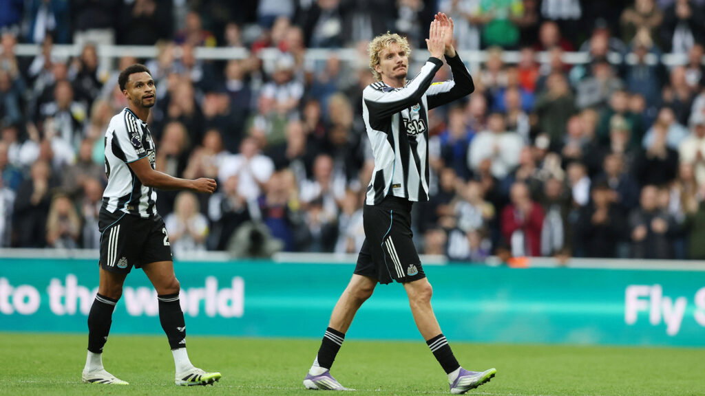 Nick Woltemade aplaudiendo a Jacob Murphy Newcastle United