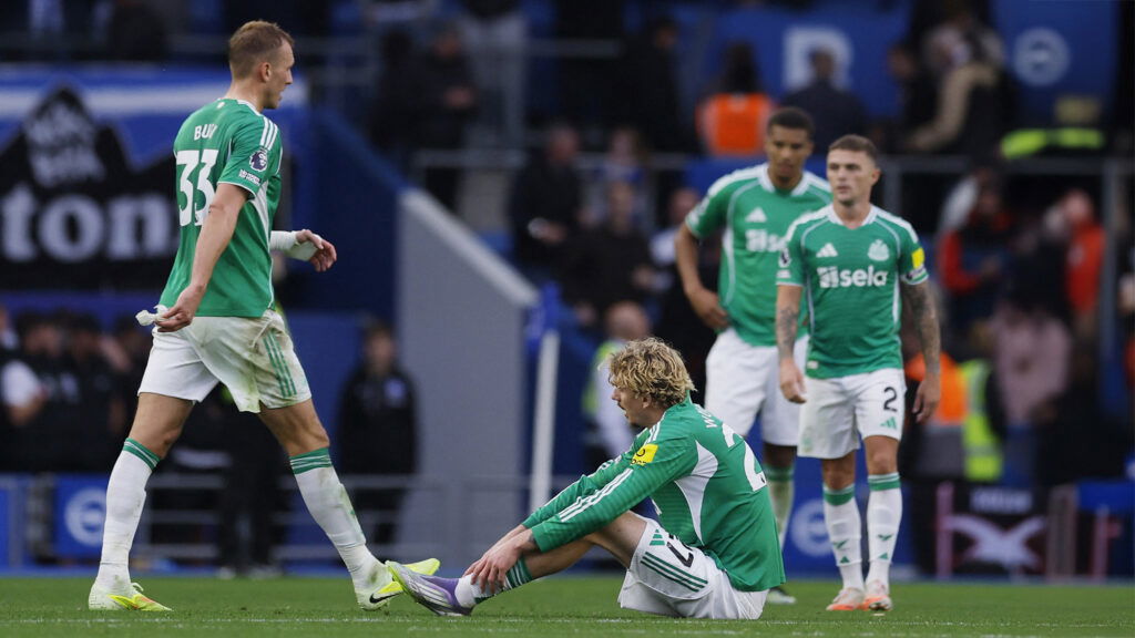 Nick Woltemade sentado en el campo de Trippier Burn Newcastle