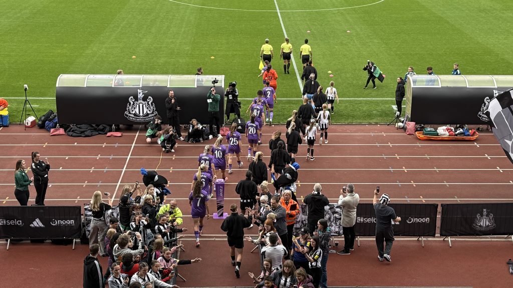 Newcastle Women Against Sheffield United ingresando al campo